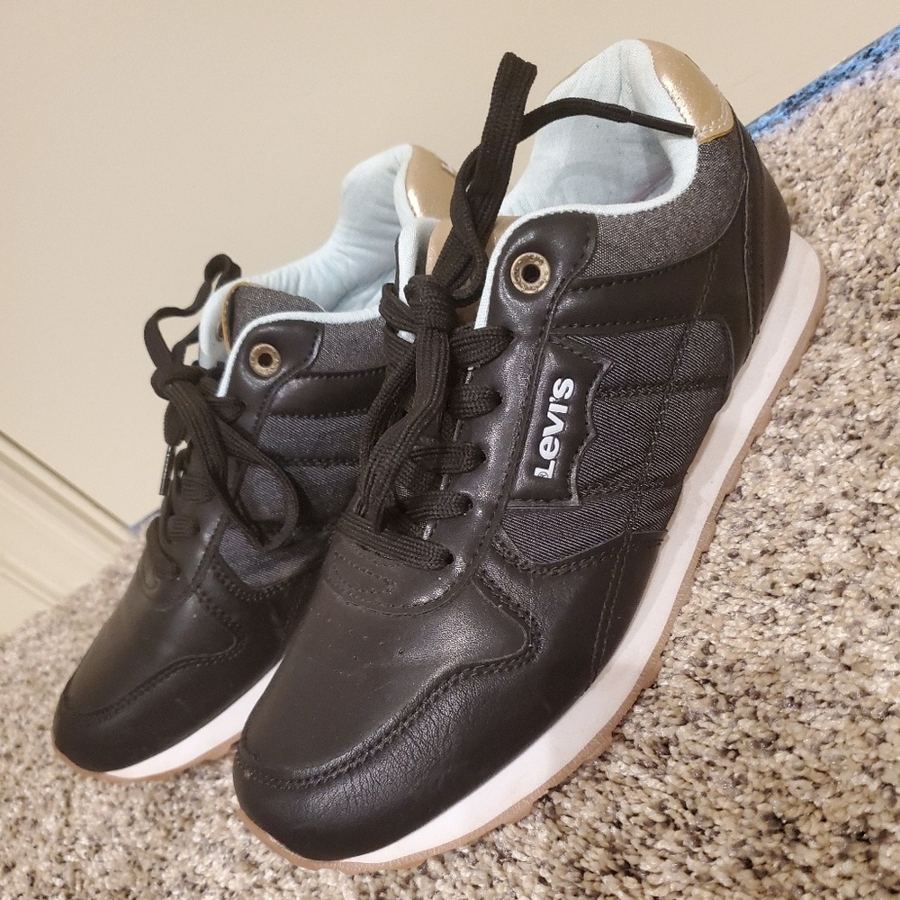 Tennis shoes